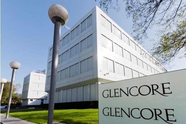 Glencore sprzedaje akcje